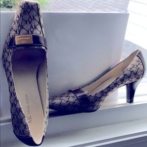 Anne Klein woman 2 half inch high heel shoes